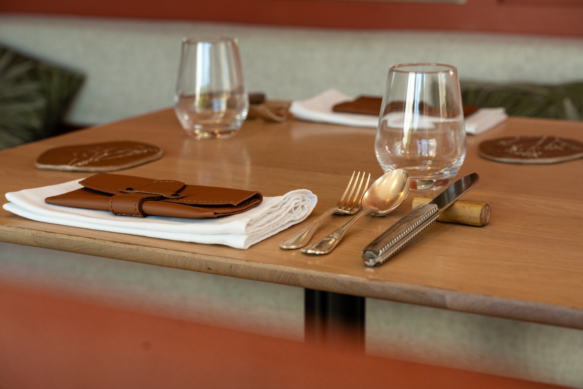 La table dressée de Terrae, verres et couverts dans la lumière